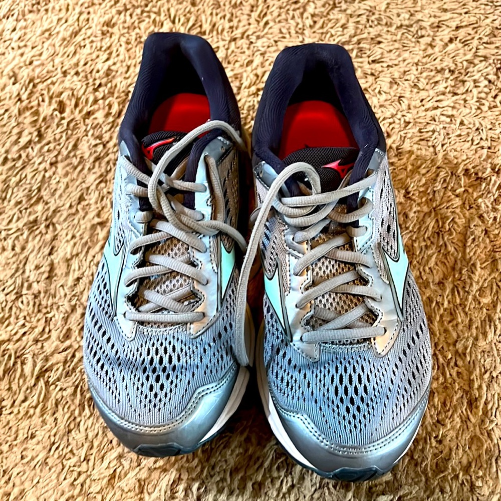 Mizuno wave rider 22